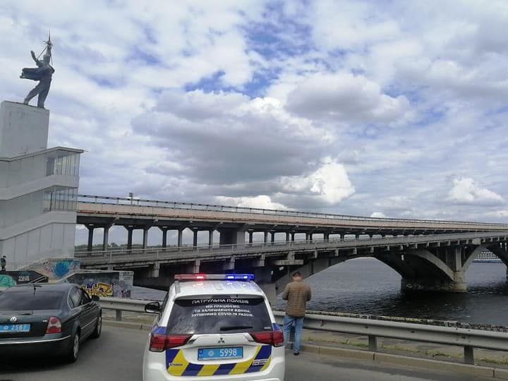 В Киеве неизвестный "заминировал" мост Метро. Трансляция