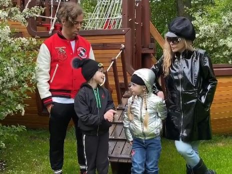 ﻿Пугачова знялася в перший день літа у плащі, береті та чоботях