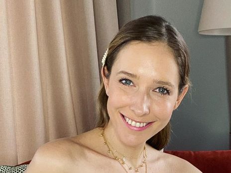 Осадчая топлес поплавала в холодном бассейне