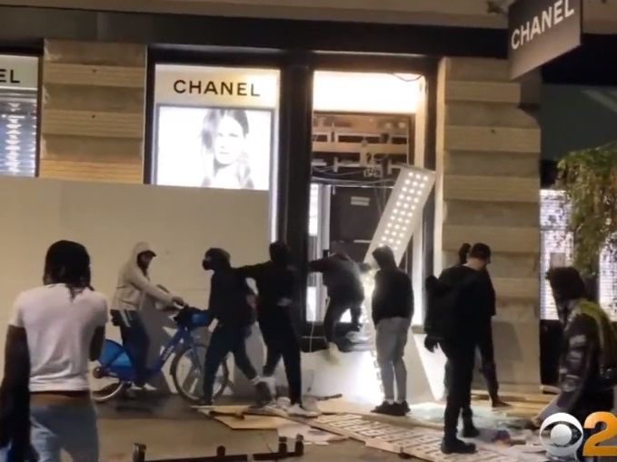 Во время протестов в Нью-Йорке мародеры разграбили магазины на Манхэттене