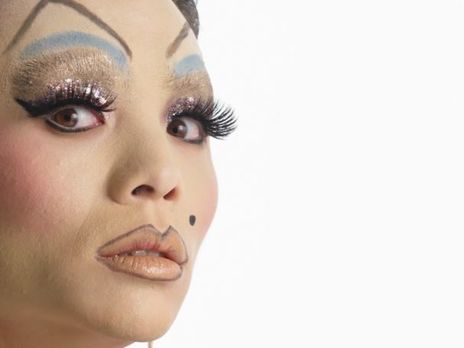 100-летнюю эволюцию макияжа дрэг-квин показали в коротком ролике. Видео