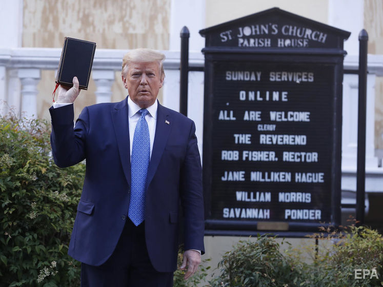﻿Поліція розігнала демонстрантів біля Білого дому, щоб Трамп сфотографувався з Біблією. Відео