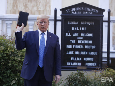 Трамп позував із Біблією біля церкви Святого Іоанна недалеко від Білого дому
