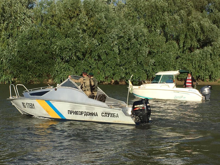 На Дунае украинские пограничники задержали катер из Румынии