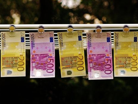 Курс гривны продолжает падать по отношению к евро