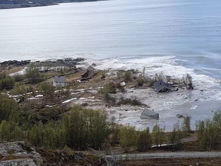 В Норвегии оползень унес в море часть поселка. Видео