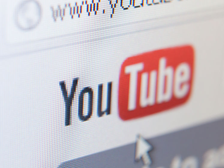 YouTube заблокировал рекламу поправок в конституцию России. В ролике гей-пара усыновила ребенка