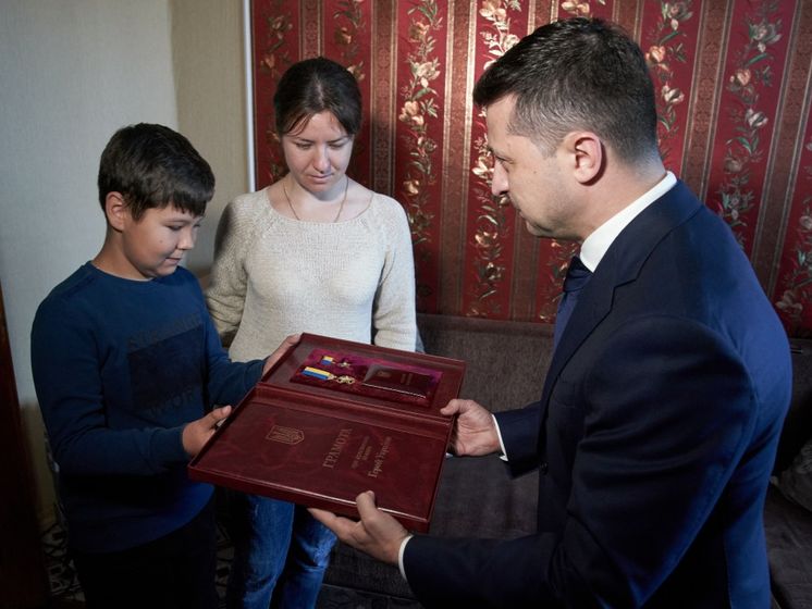 Зеленский вручил награду вдове спецназовца, погибшего на Донбассе в 2016 году