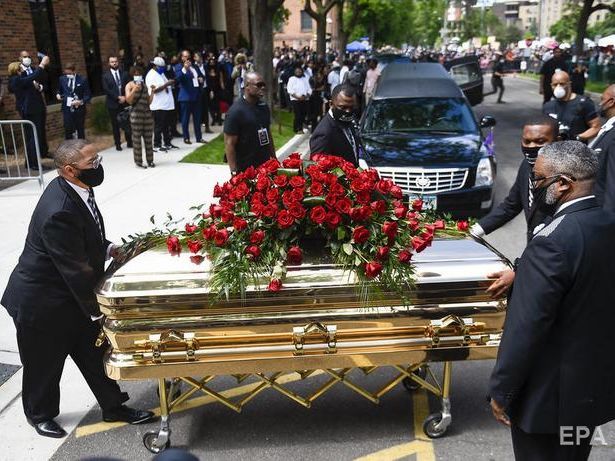 ﻿У США відбулася церемонія прощання з афроамериканцем Флойдом, якого вбили поліцейські під час затримання