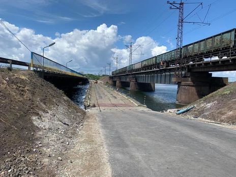 ﻿Поруч зі зруйнованим мостом у Дніпропетровській області встановили понтонну переправу