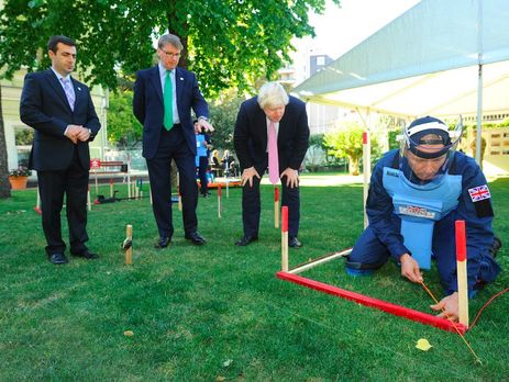 Глава МИД Британии Джонсон заявил о выделении дополнительных £2 млн на разминирование востока Украины