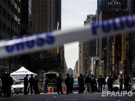 В центре Нью-Йорка на полицейского напал мужчина с ножом для резки мяса