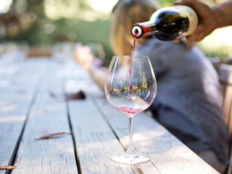 ﻿У Франції 300 млн літрів вина перероблять на сировину для санітайзерів