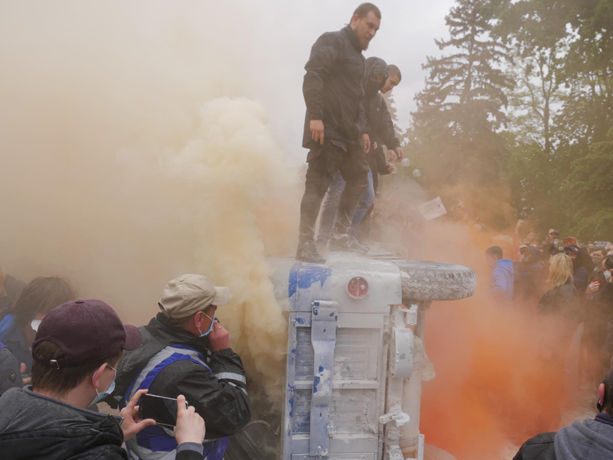 Протесты за отставку Авакова. Под Радой подожгли милицейский "бобик"