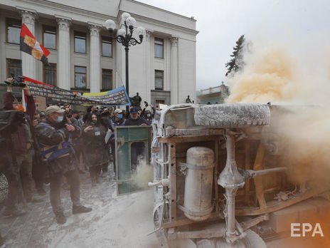 Файеры и сожженный милицейский автомобиль. В центре Киева требовали отставки Авакова. Фоторепортаж 
