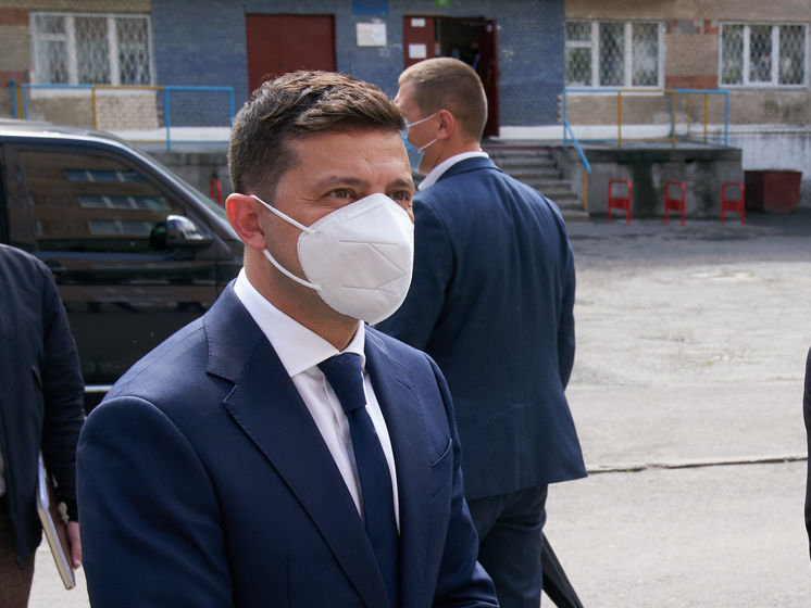"В маске можно оставаться незамеченным". Зеленского сняли на видео в киевском магазине