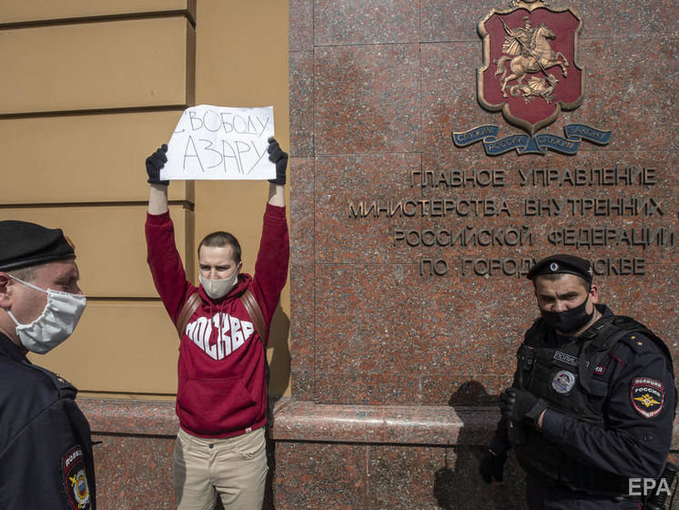 ﻿Російський журналіст Азар, заарештований за одиночний пікет, вийшов на волю