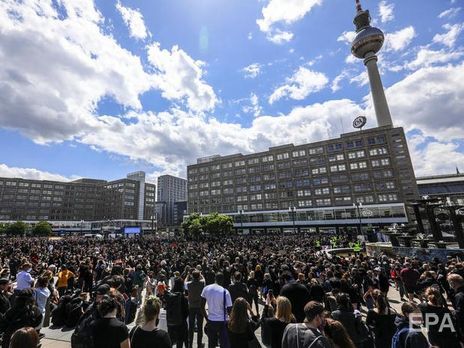 В Берлине после митинга против расизма полиция задержала сотню человек