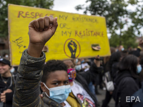 В Швейцарии полиция разрешила шествие против расизма при условии, что у всех участников будут маски