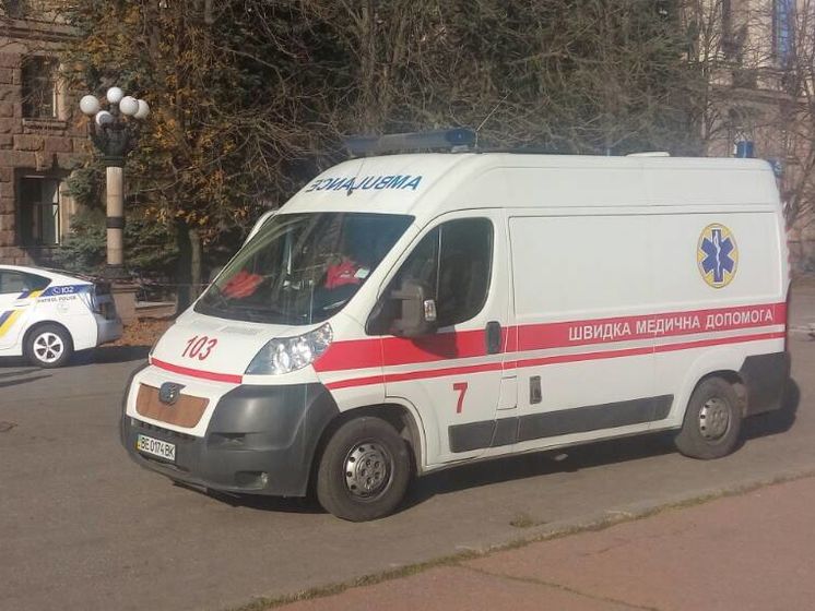 В Николаеве на остановке транспорта подстрелили двух человек – полиция