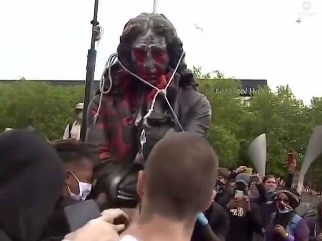 ﻿У Великобританії протестувальники проти расизму скинули з п'єдесталу статую работорговця