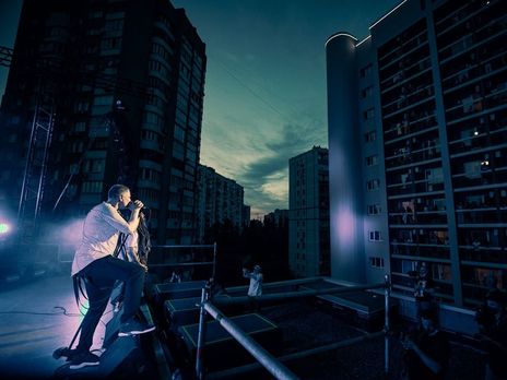 ﻿Сцена на даху, глядачі на балконах. Green Grey дали перший концерт у новому форматі