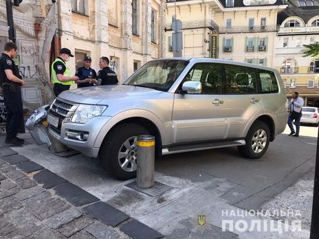В Киеве пьяный мужчина угнал автомобиль посла и попал на нем в ДТП