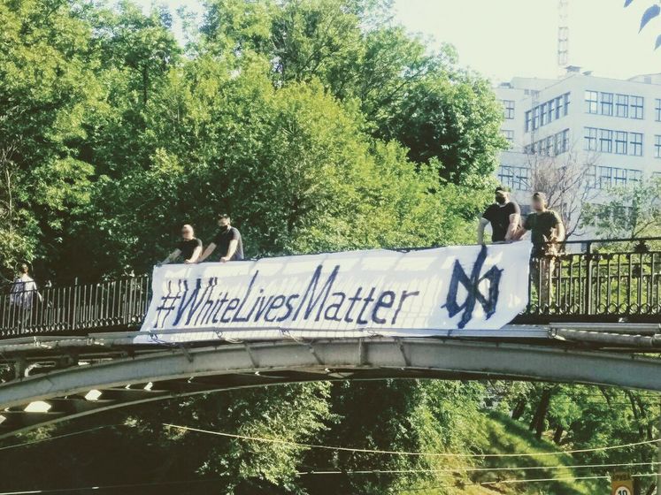 В Харькове повесили плакат с надписью White lives matter. Полиция начала проверку из-за "некорректного лозунга"