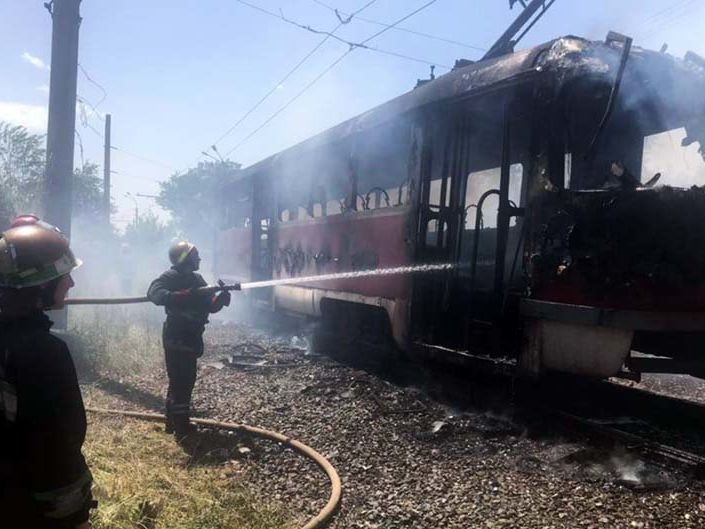В Кривом Роге на ходу загорелся трамвай с пассажирами, пострадавших нет