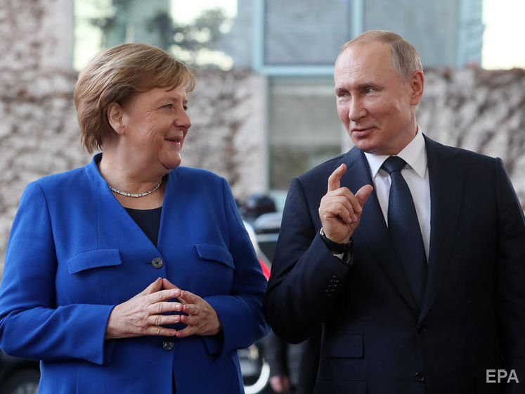 Меркель и Путин обсудили "активизацию переговорного процесса" по Донбассу