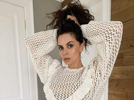 С голым животом. NK станцевала перед камерой