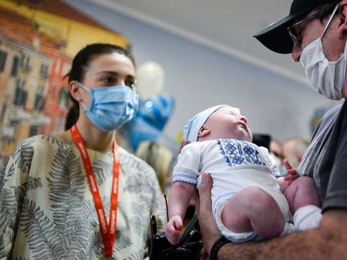 Семьи из Аргентины и Италии забрали детей, рожденных в Украине суррогатными матерями