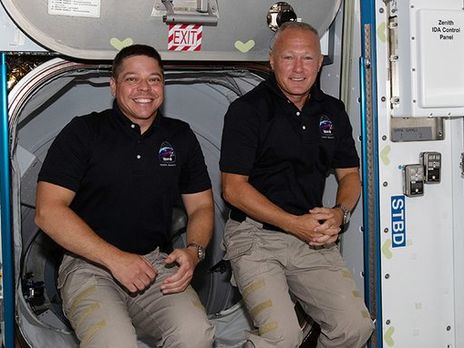 Бенкен (слева) и Херли еще около двух месяцев пробудут на МКС