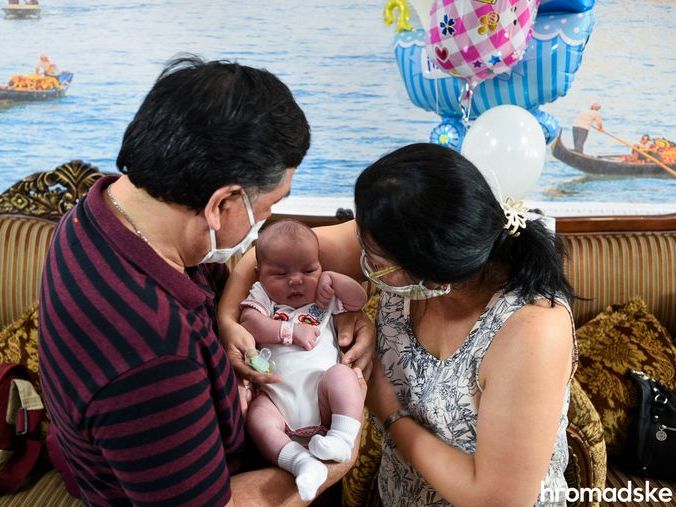 ﻿У київському готелі "Венеція" залишається 52 дитини від сурогатних матерів, які чекають своїх батьків