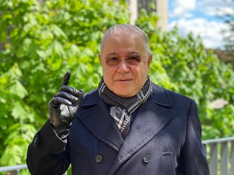 Лупа в золотой оправе, клоуны и портрет Пушкина. Петросян показал рабочий кабинет