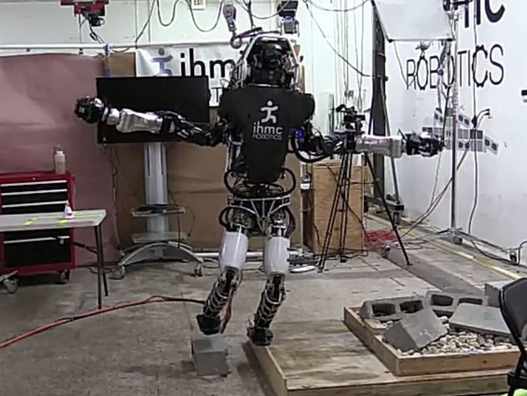 В США робота "научили" балансировать на одной ноге. Видео