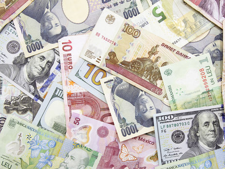 Гривна немного укрепилась к доллару и евро