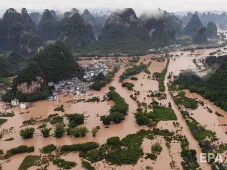 В Китае случилось масштабное наводнение, пострадали почти 1,5 млн человек. Фоторепортаж