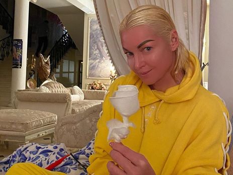 Волочкова в облегающих штанах на камеру развела ноги в стороны. Видео