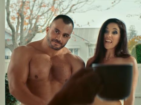 Обнаженные порноактеры приходят к школьнику. В Новой Зеландии сняли оригинальную соцрекламу. Видео