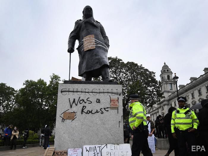 ﻿Джонсон закликав протестувальників проти расизму не чіпати пам'ятники Черчиллю й іншим історичним діячам