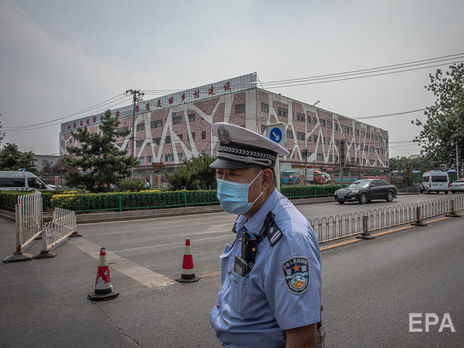 В Пекине более 10 тыс. человек проверят на COVID-19 из-за вспышки инфекции на рынке