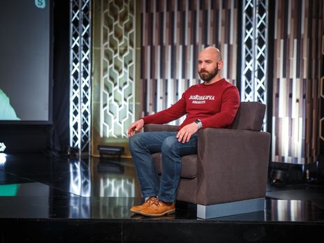 Если ты умный, порядочный мужик, отдающий отчет, что кусок страны, где ты жил, оттяпала другая страна, ты никогда не побежишь в дни аннексии подавать заявление о приеме в гражданство