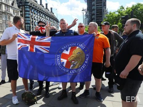 В Лондоне в ходе беспорядков ультраправых пострадали шесть полицейских, задержаны 100 человек