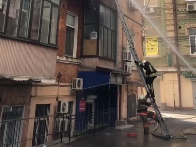 В Киеве мужчина мешал спасателям, прибывшим тушить квартиру, а затем выпрыгнул с третьего этажа