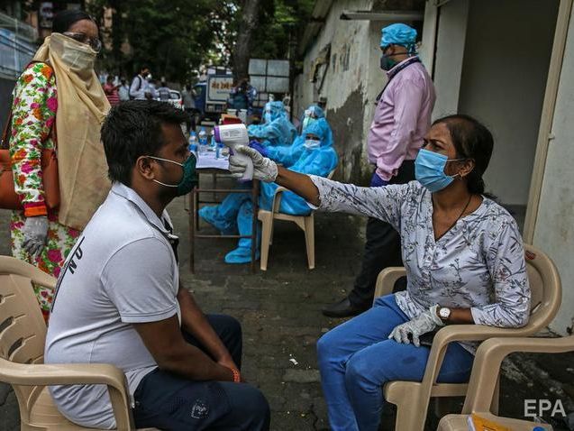 ﻿В Індії від коронавірусу помер святий, який "лікував" COVID-19 цілуванням рук