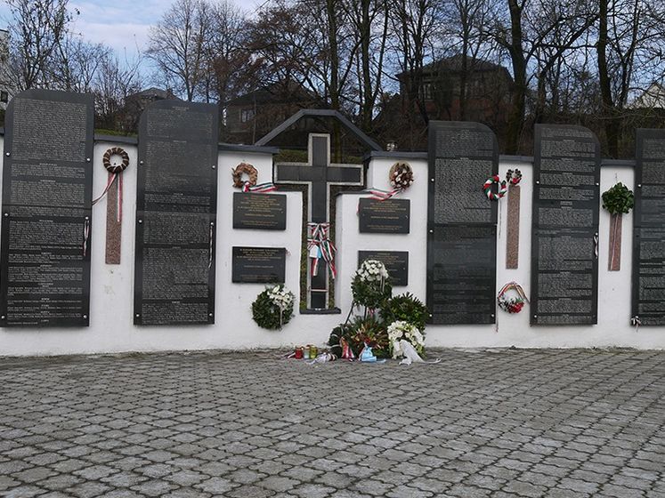 В Закарпатье вандалы повредили часть венгерского мемориального парка. Кулеба заявил о провокации