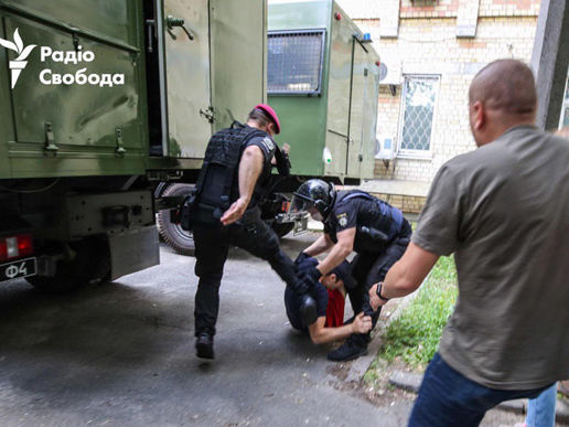 ﻿Крищенко: Поліцейських, які ногами били протестувальників під судом у справі Стерненка, усунули