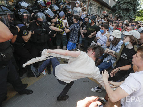 Сторонники Стерненко заблокировали выезд из Шевченковского райсуда