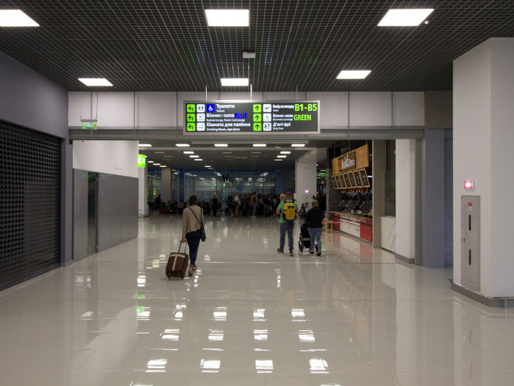 ﻿Аеропорт "Київ" скасував усі міжнародні рейси. Пасажири скаржаться, що дізналися про це вночі 